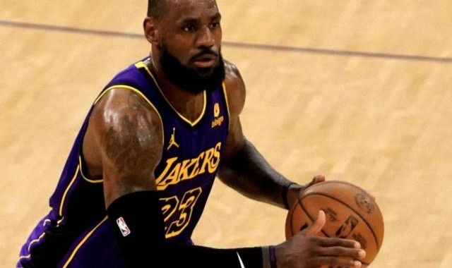 体育直播-垃圾时间湖人玩火险些翻车 近9胜8排名竟纹丝未动